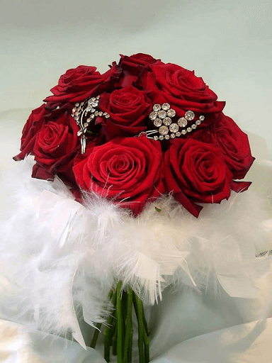 Bó hoa cưới màu đỏ tượng trưng cho tình yêu nồng cháy